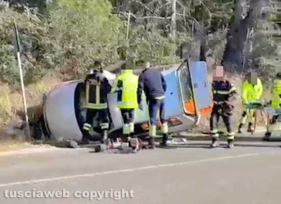 Viterbo - Auto si ribalta sulla Cimina