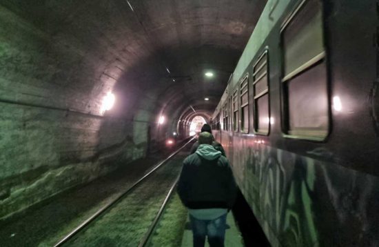 Il treno Roma-Viterbo fermo in galleria