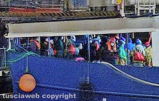 Civitavecchia - La ong Aita Mari alla banchina 16 del porto con 31 immigrati salvati