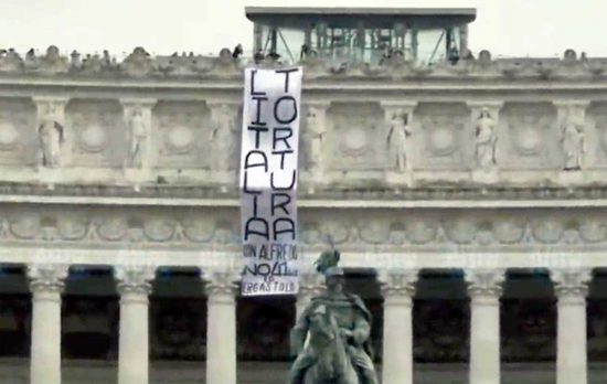 Roma - Lo striscione per Alfredo Cospito