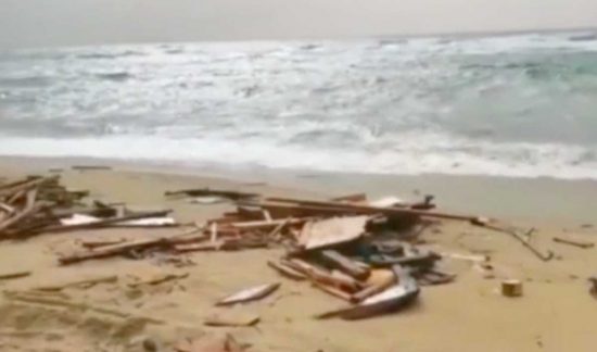 Crotone - Barcone si scaglia contro gli scogli