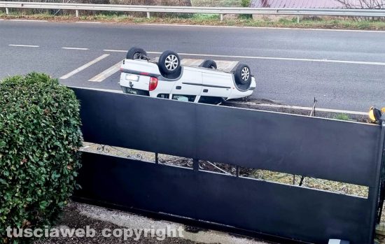 Viterbo - Auto cappotta all'incrocio tra strada Cassia Sud e strada Ponte Sodo
