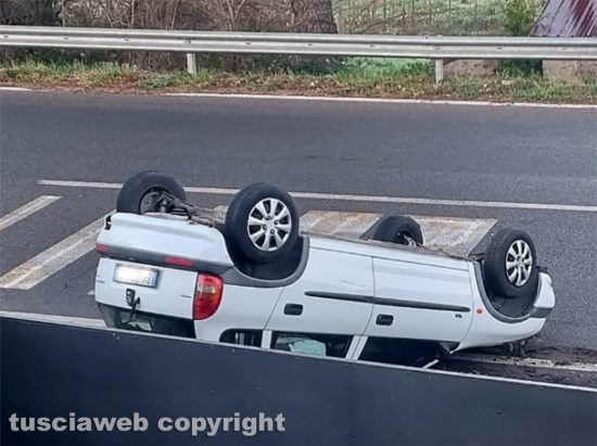 Viterbo - Auto cappotta all'incrocio tra strada Ponte sodo e la Cassia Sud