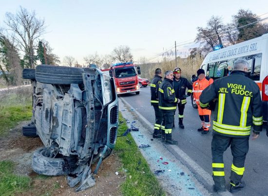 Fabrica di Roma - Incidente via Falerina, auto cappotta su un fianco