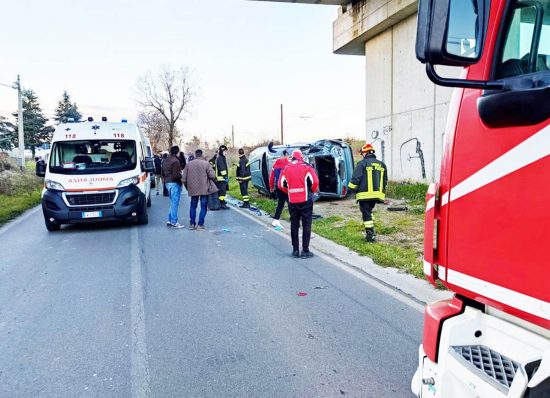 Fabrica di Roma - Incidente via Falerina, auto cappotta su un fianco