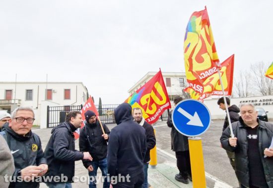 Viterbo - Manifestazione contro la guerra di fronte al Centro addestrativo aviazione esercito