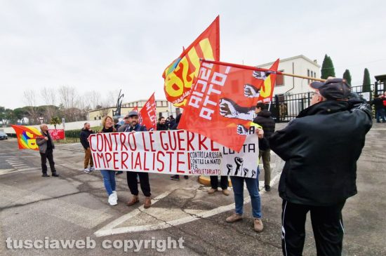 Viterbo - Manifestazione contro la guerra di fronte al Centro addestrativo aviazione esercito