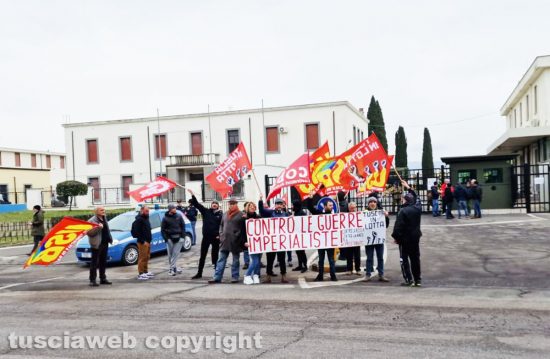 Viterbo - Manifestazione contro la guerra di fronte al Centro addestrativo aviazione esercito