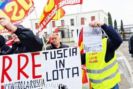 Viterbo - Manifestazione contro la guerra di fronte al Centro addestrativo aviazione esercito