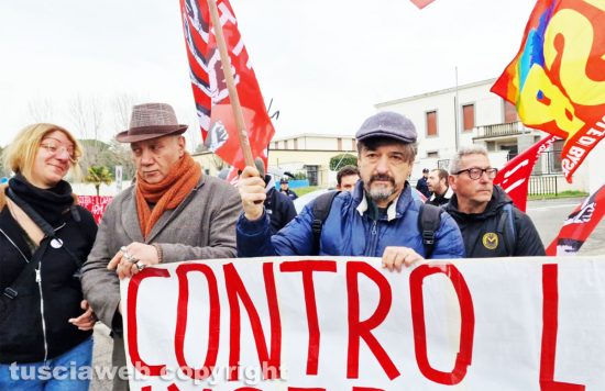 Viterbo - Manifestazione contro la guerra di fronte al Centro addestrativo aviazione esercito