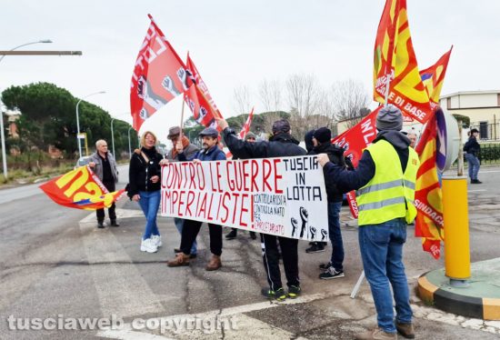 Viterbo - Manifestazione contro la guerra di fronte al Centro addestrativo aviazione esercito