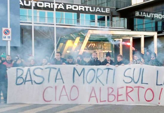 Civitavecchia - La manifestazione al porto per la morte del giovane operaio Alberto Motta