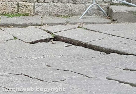 Viterbo - Piazza del Gesù - Sta sprofondando il basolato