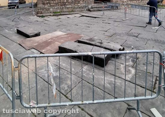 Viterbo - Piazza del Gesù - Sta sprofondando il basolato