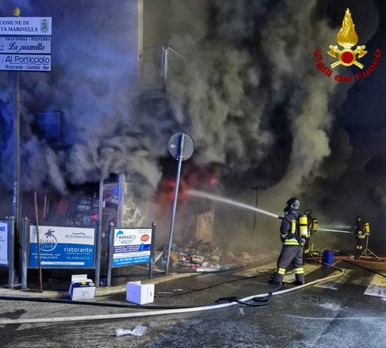 Supermercato in fiamme a Santa Marinella