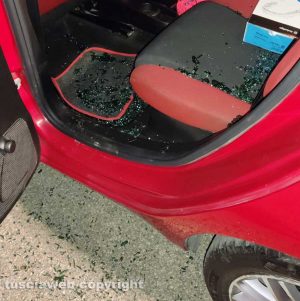 Viterbo - Spaccano il vetro a una macchina in via Rossi Danielli