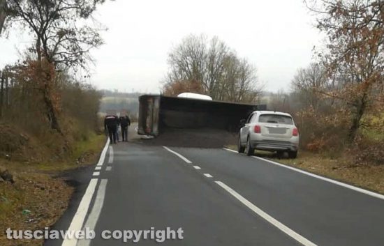 Acquapendente - Camion si ribalta