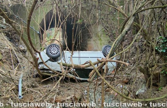 Civita Castellana - Auto precipita nel fossato
