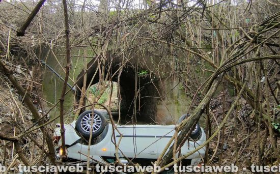Civita Castellana - Auto precipita nel fossato