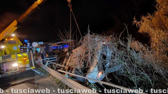 Civita Castellana - Auto precipita nel fossato