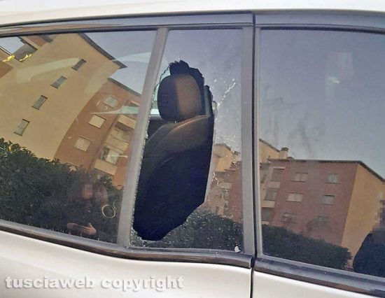 Viterbo - Santa Barbara - Furti in auto - Il finestrino rotto