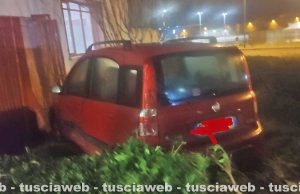 Civitavecchia - La Panda finita addosso alla caserma dei vigili del fuoco