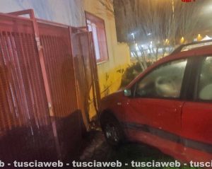 Civitavecchia - La Panda finita addosso alla caserma dei vigili del fuoco