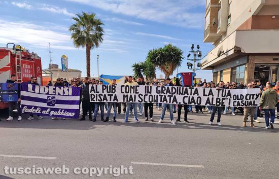 Civitavecchia - I tifosi ai funerali di Alberto Motta
