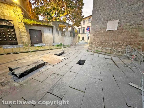Viterbo - Crolla la pavimentazione di piazza del Gesù