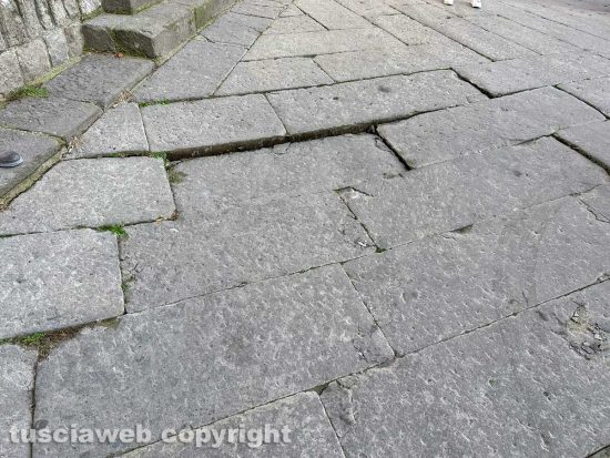 Viterbo - Crolla la pavimentazione di piazza del Gesù