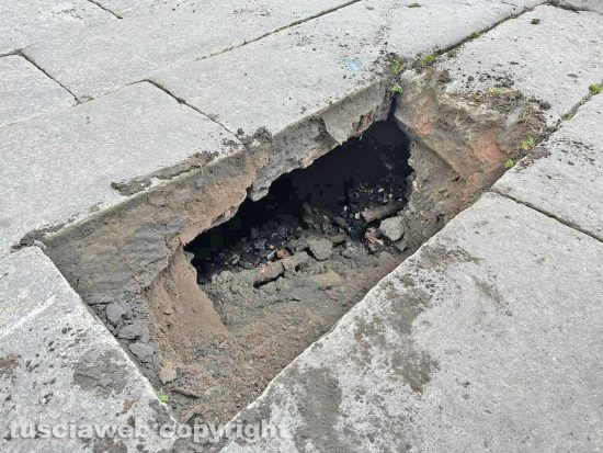 Viterbo - Crolla la pavimentazione di piazza del Gesù