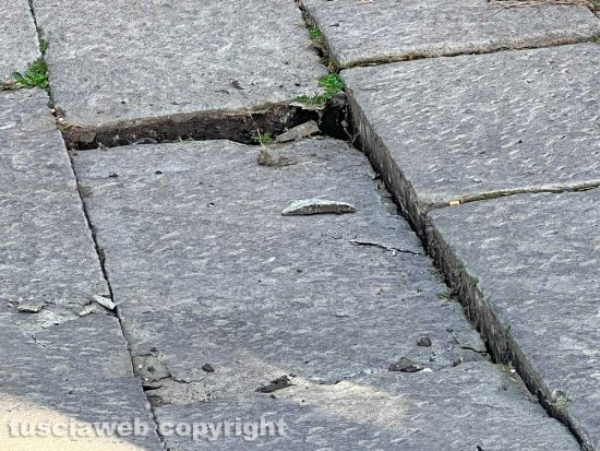 Viterbo - Crolla la pavimentazione di piazza del Gesù