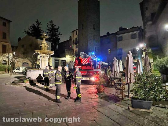 Viterbo - Crolla la pavimentazione di piazza del Gesù