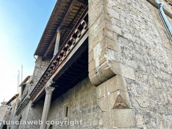 Viterbo - La parte danneggiata del loggiato di palazzo Farnese