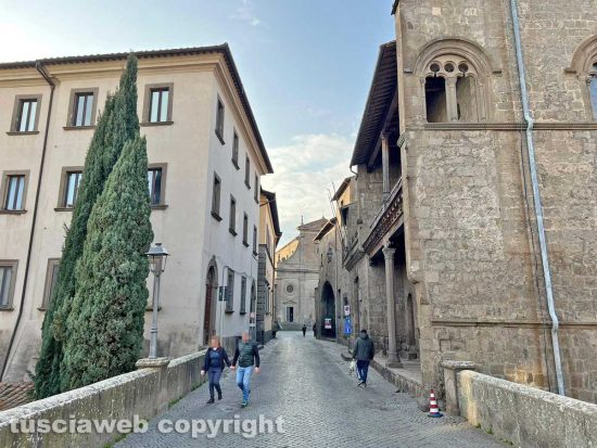 Viterbo - Il ponte del duomo, a destra palazzo Farnese