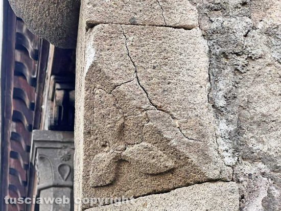 Viterbo - La crepa sul loggiato di palazzo Farnese