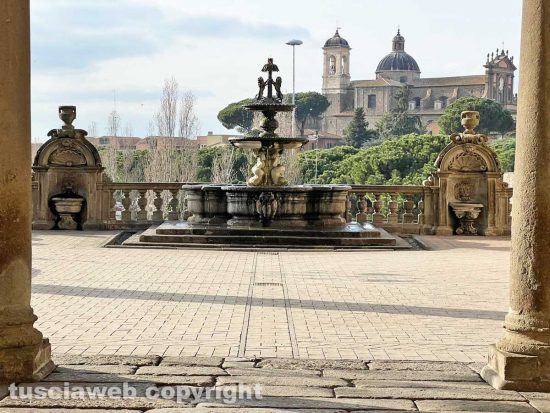 Viterbo - La fontana di palazzo dei Priori