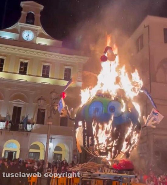 Civita Castellana - La fine del Carnevale - Il Puccio brucia in piazza Matteotti