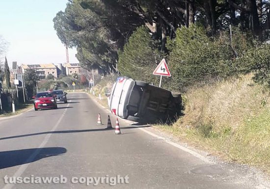 Viterbo - Auto si ribalta sulla Cimina
