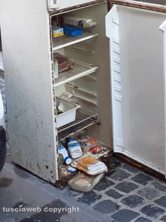 Viterbo - Frigorifero abbandonato in via Dell'Orologio vecchio