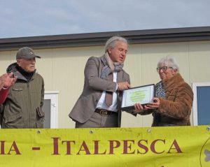 Consegna della targa in ricordo da parte del presidente nazionale alla vedova Salcini
