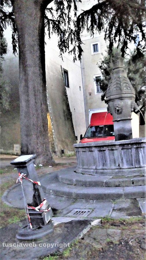 Fontanella in equlibrio precario a San Martino al Cimino