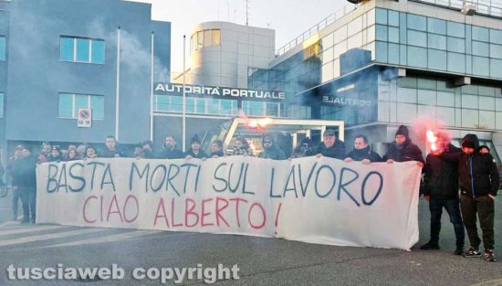 Civitavecchia - La manifestazione al porto per la morte del giovane operaio Alberto Motta