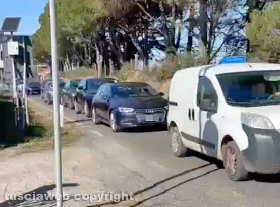 Viterbo - Auto si ribalta sulla Cimina - Traffico in tilt