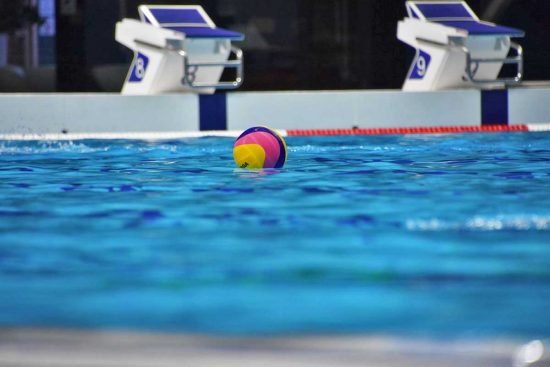 Un pallone in piscina