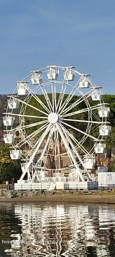 La ruota panoramica sul lungolago Bolsena