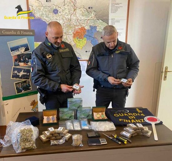 Roma - 10 chili di hashish sequestrati