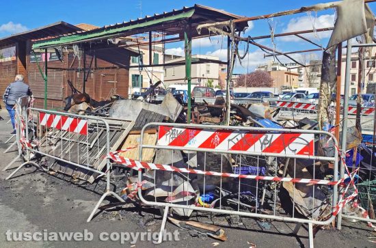 Civitavecchia - L'attività transennata al mercato dopo l'incendio