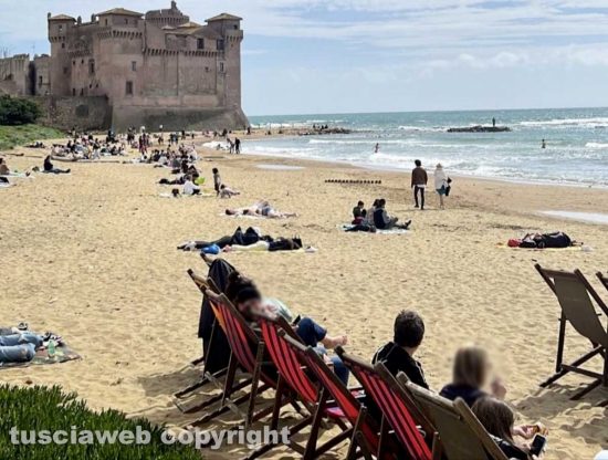 Santa Severa - I primi bagnanti sulla spiaggia