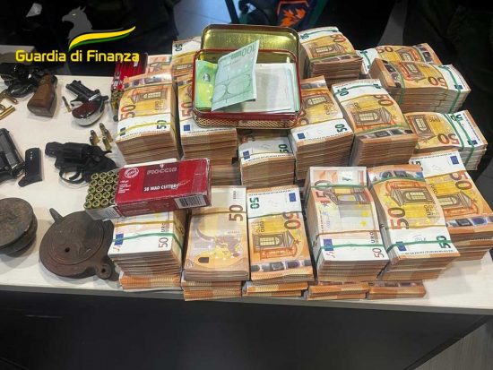 Roma - Guardia di finanza - I contanti sequestrati